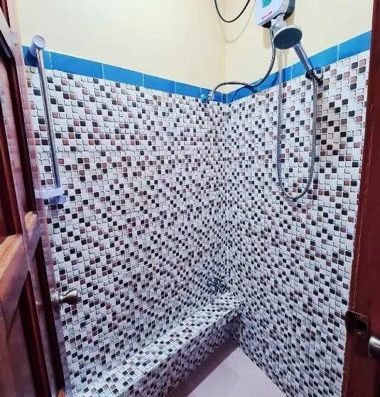 اتاق خانوادگی, La Familia Guest House
