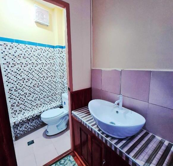 اتاق خانوادگی, La Familia Guest House