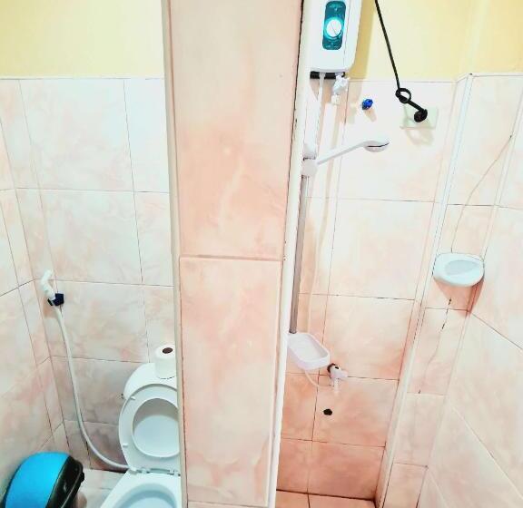 اتاق اکونومی, La Familia Guest House