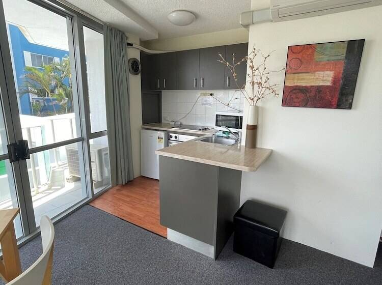 סטודיו אקונומי, Catalina Resort