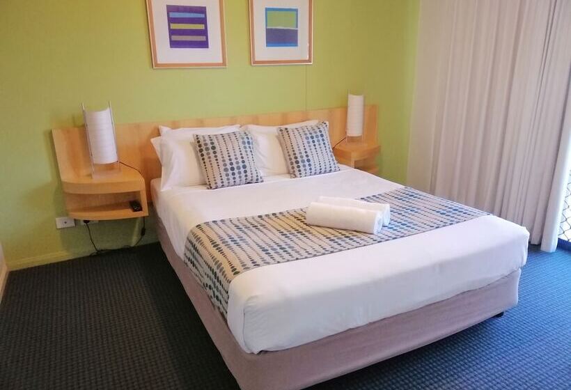 דירת שלושה חדרים, Catalina Resort