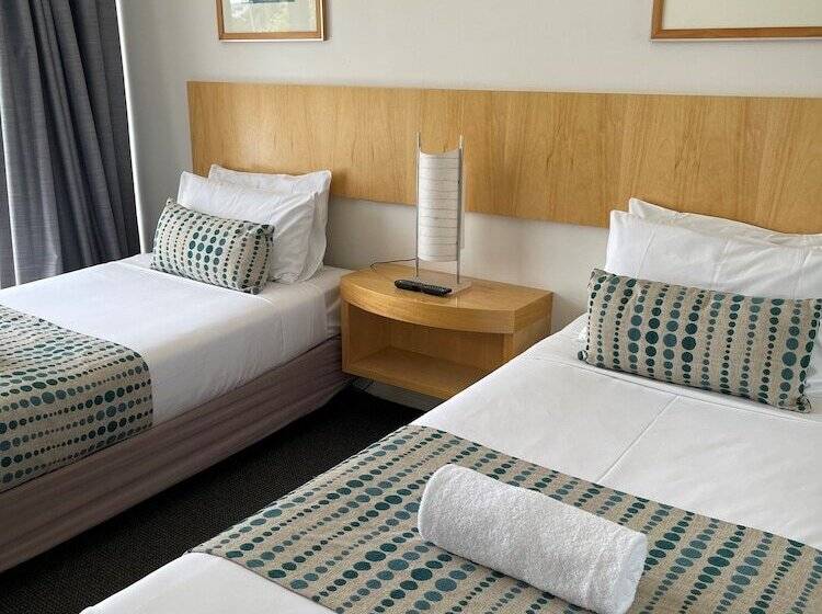 דירת שלושה חדרים, Catalina Resort