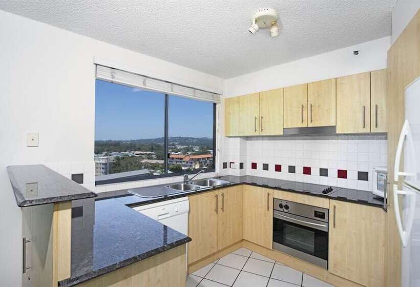 דירת שלושה חדרים, Catalina Resort