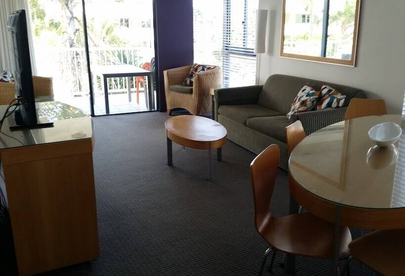 דירת שלושה חדרים, Catalina Resort