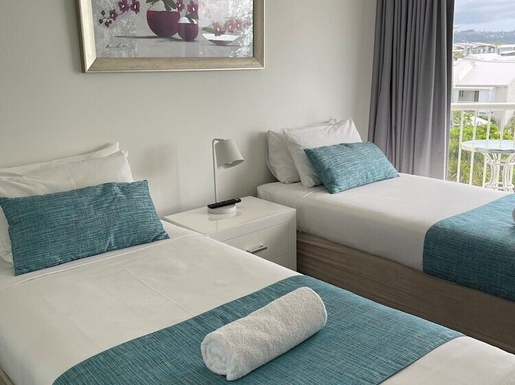 דירת שלושה חדרים, Catalina Resort