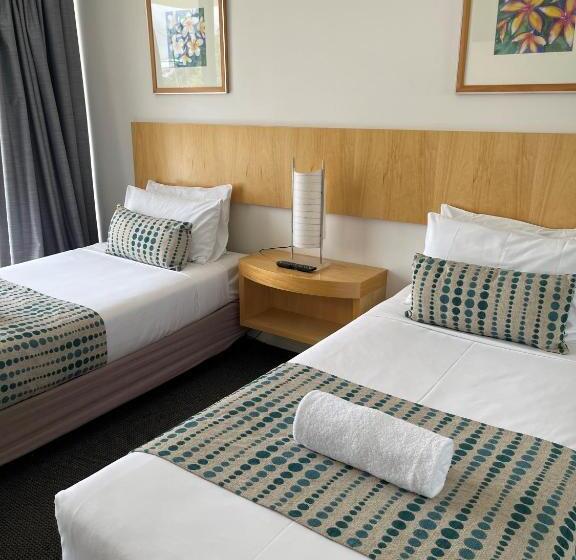 דירת שלושה חדרים, Catalina Resort