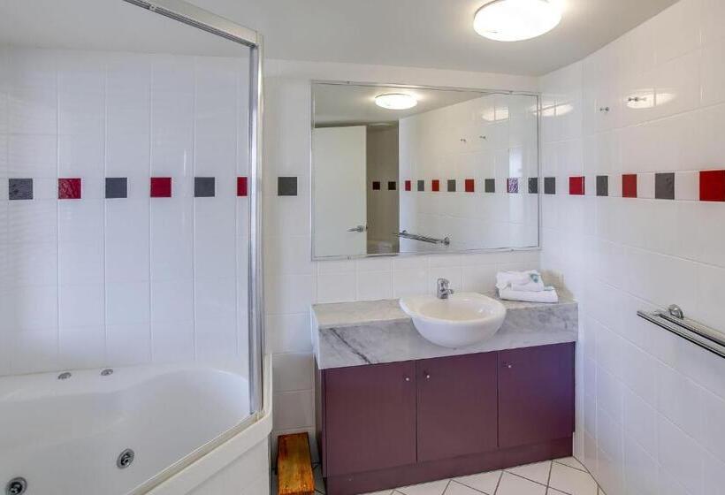 דירת שלושה חדרים, Catalina Resort