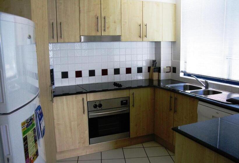 דירת שלושה חדרים, Catalina Resort