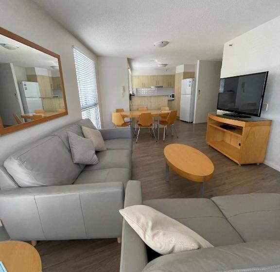 דירת שלושה חדרים, Catalina Resort