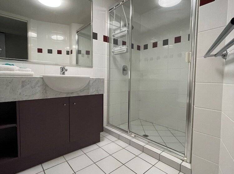 דירת שלושה חדרים, Catalina Resort