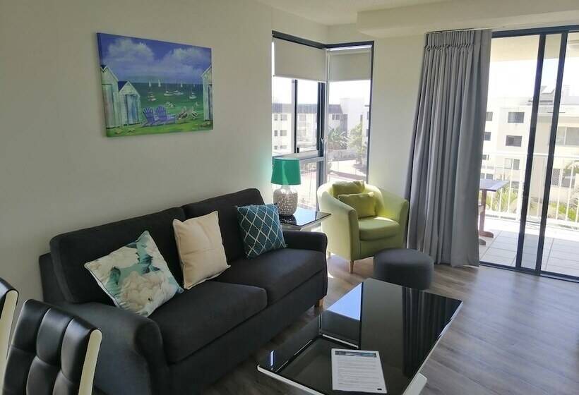 דירת שלושה חדרים, Catalina Resort