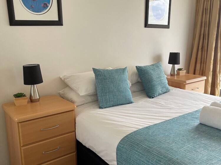 דירת שלושה חדרים, Catalina Resort