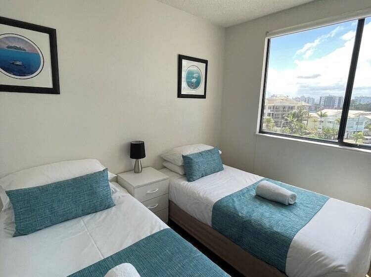 דירת שלושה חדרים, Catalina Resort