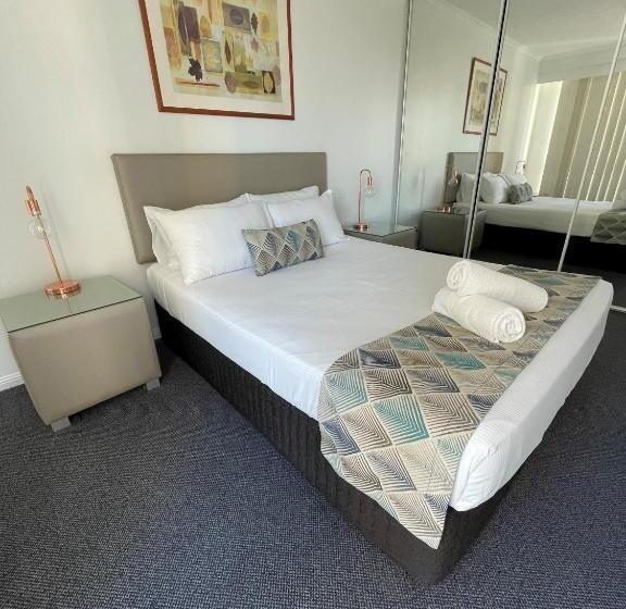 شقة غرفتين, The Crest Apartments