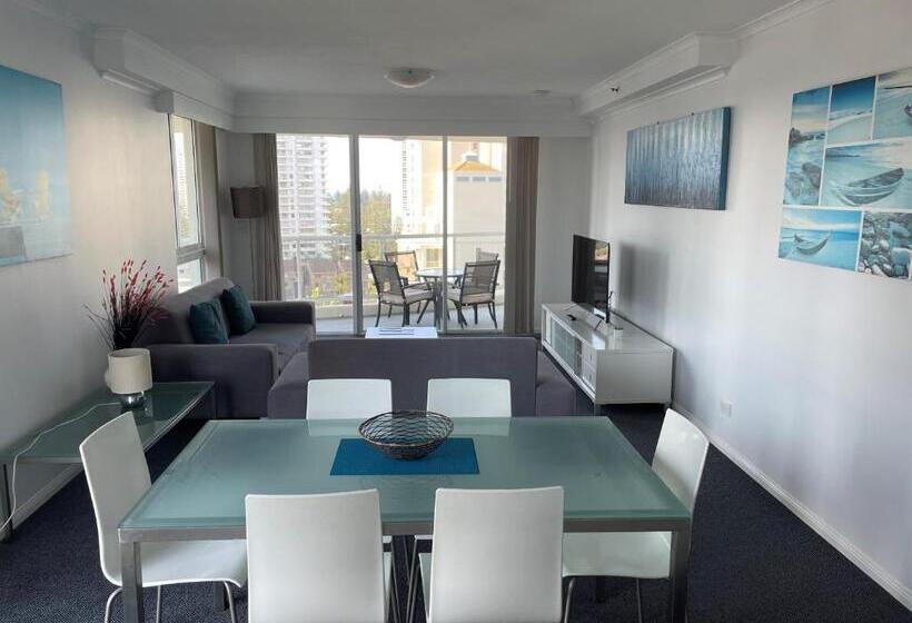 شقة غرفتين, The Crest Apartments