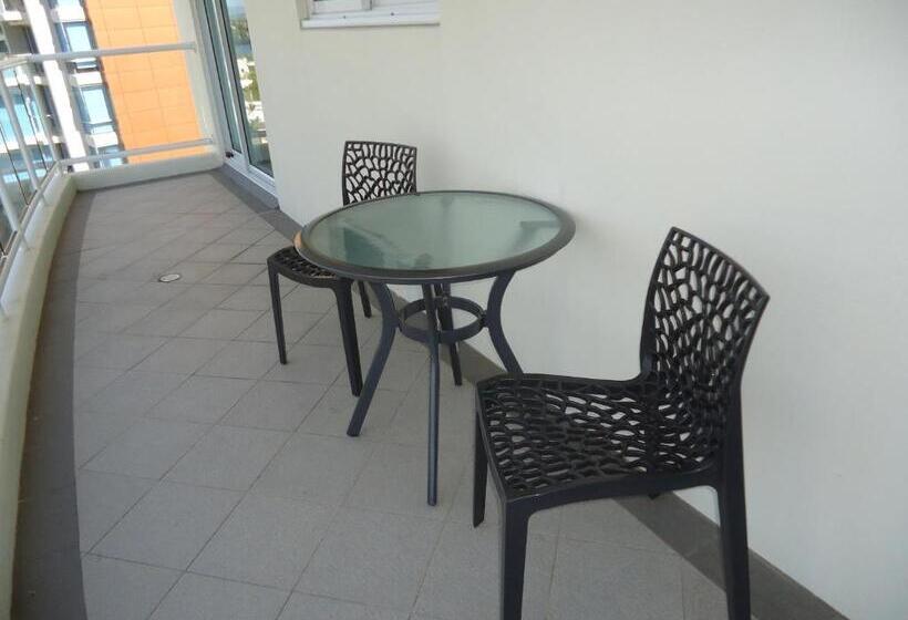 شقة غرفة واحدة, The Crest Apartments