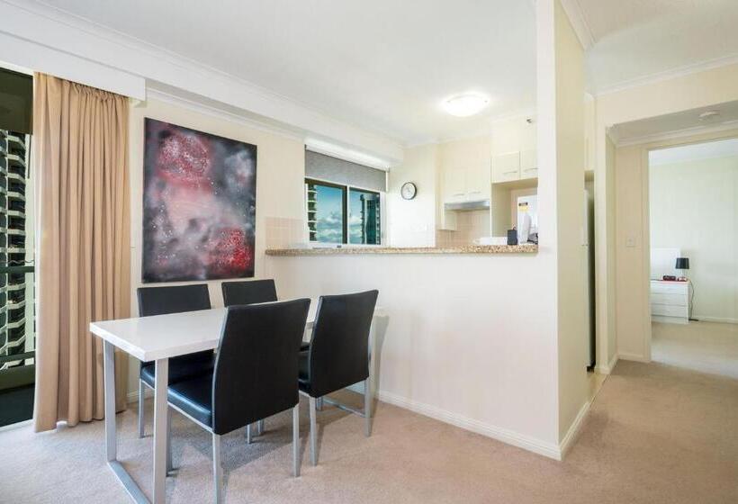 شقة غرفة واحدة, The Crest Apartments