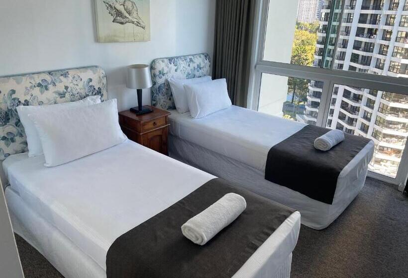 شقة غرفتين, The Crest Apartments