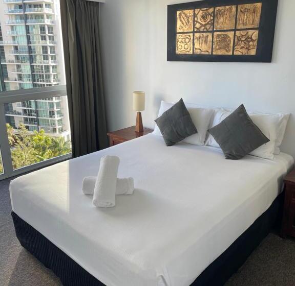 شقة غرفتين, The Crest Apartments