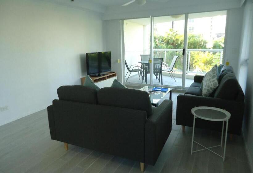 شقة غرفتين, The Crest Apartments