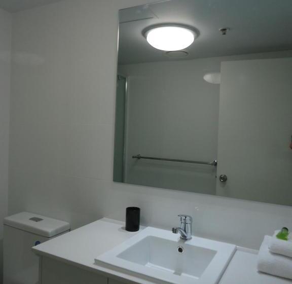 شقة غرفتين, The Crest Apartments