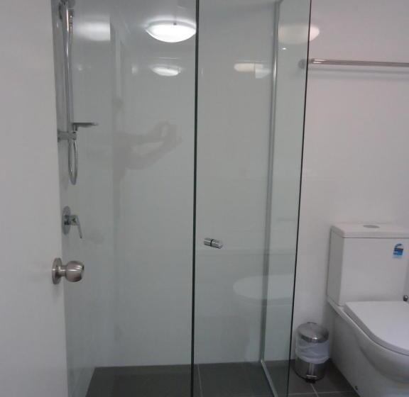 شقة غرفتين, The Crest Apartments