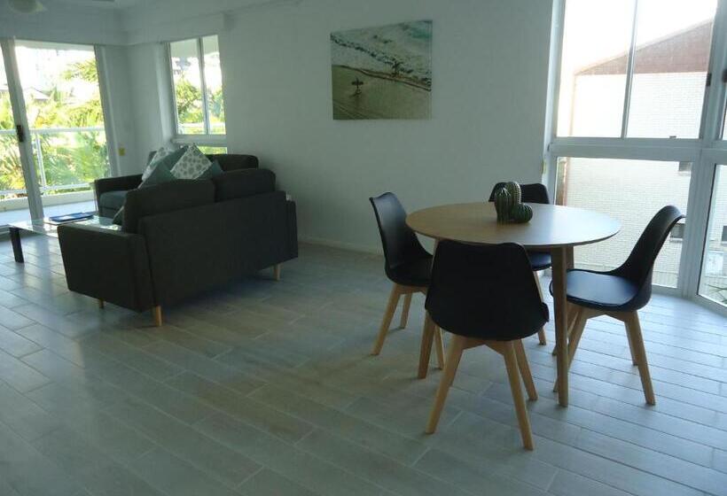 شقة غرفتين, The Crest Apartments