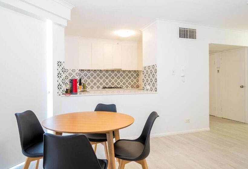 شقة غرفتين, The Crest Apartments