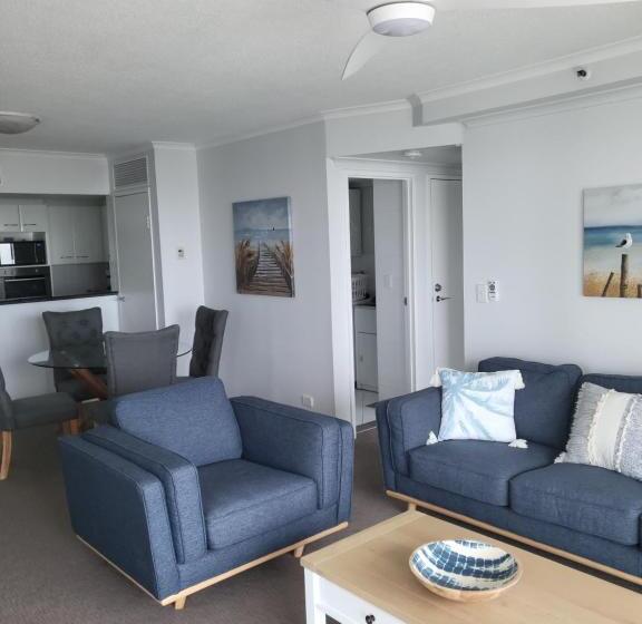 شقة غرفتين, The Crest Apartments