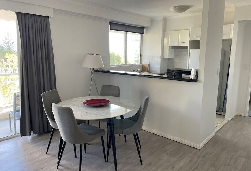 شقة غرفة واحدة, The Crest Apartments