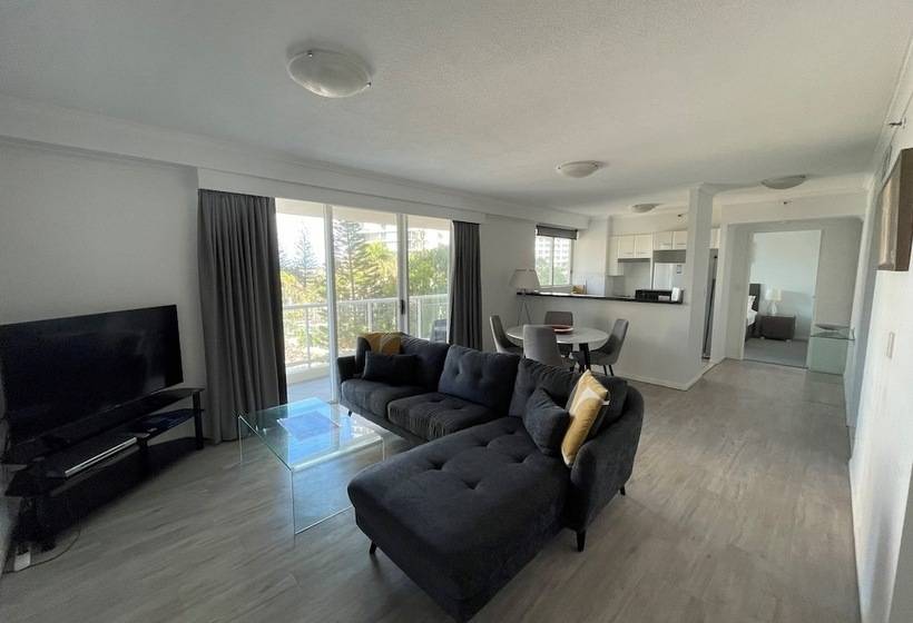 شقة غرفة واحدة, The Crest Apartments