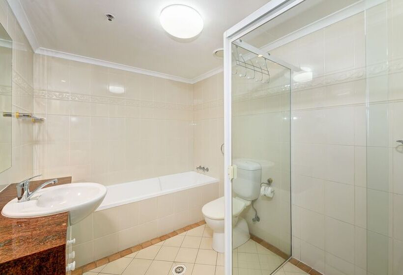 شقة غرفة واحدة, The Crest Apartments