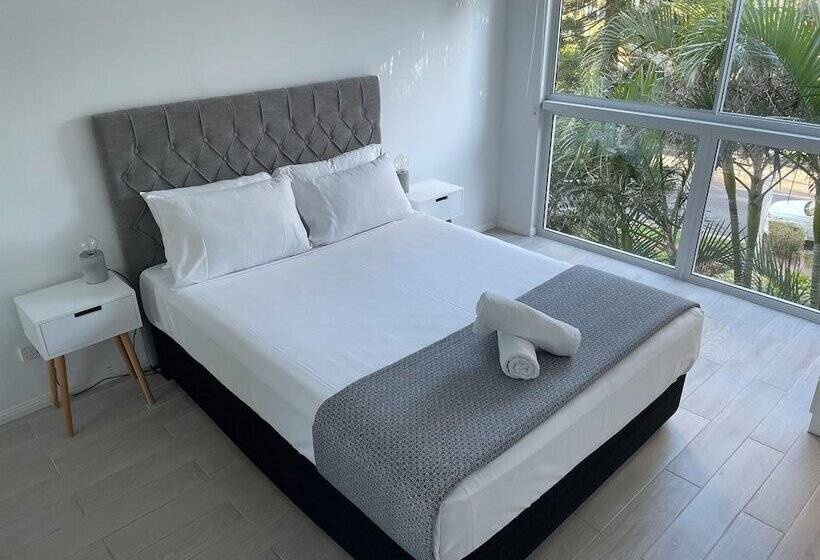 شقة غرفتين, The Crest Apartments