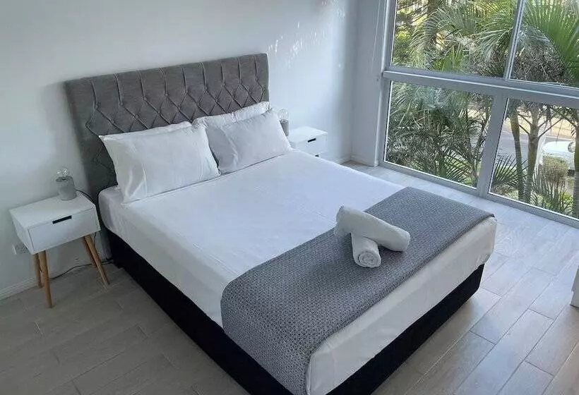 ２ベッドルームアパートメント, The Crest Apartments
