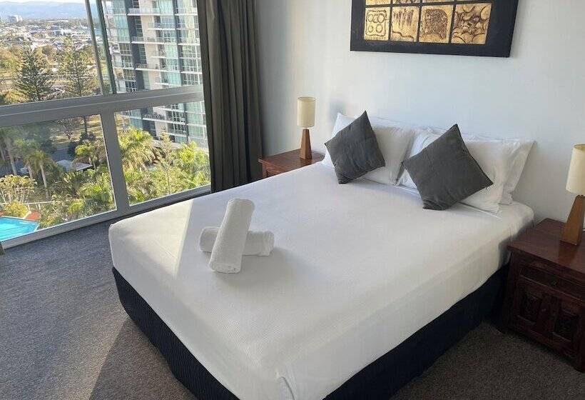 شقة غرفتين, The Crest Apartments