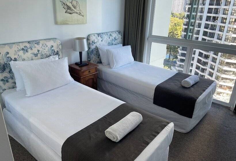 شقة غرفتين, The Crest Apartments