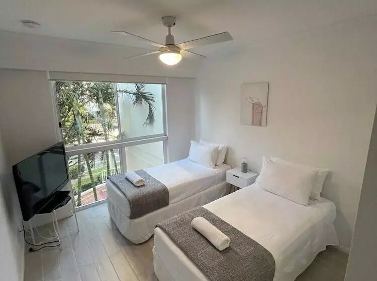 ２ベッドルームアパートメント, The Crest Apartments