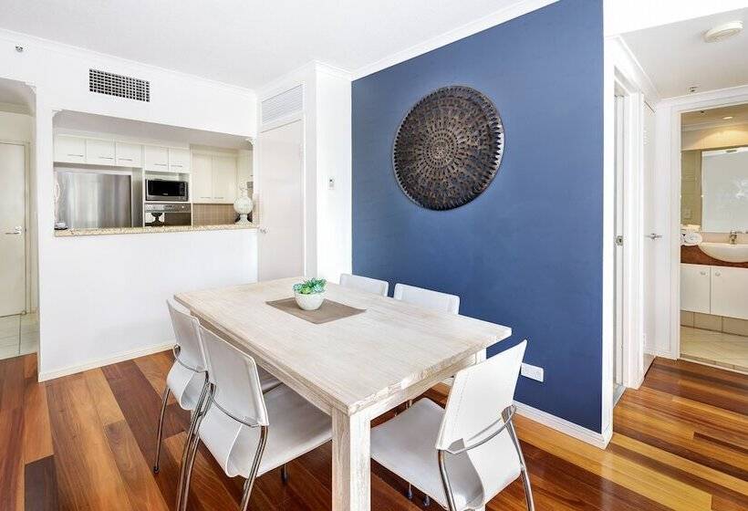 شقة غرفتين, The Crest Apartments