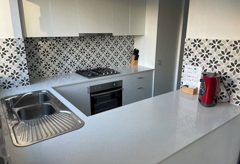 Апартаменты 2 Спальни, The Crest Apartments