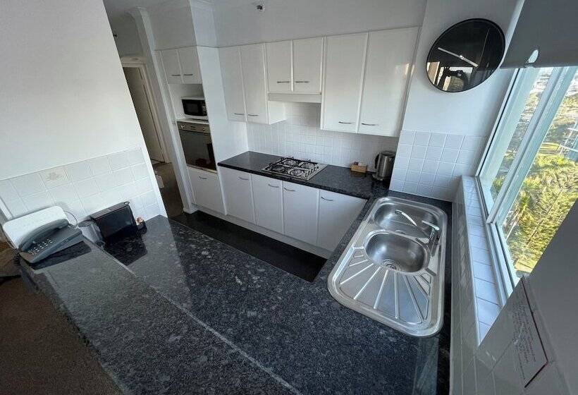 شقة غرفتين, The Crest Apartments