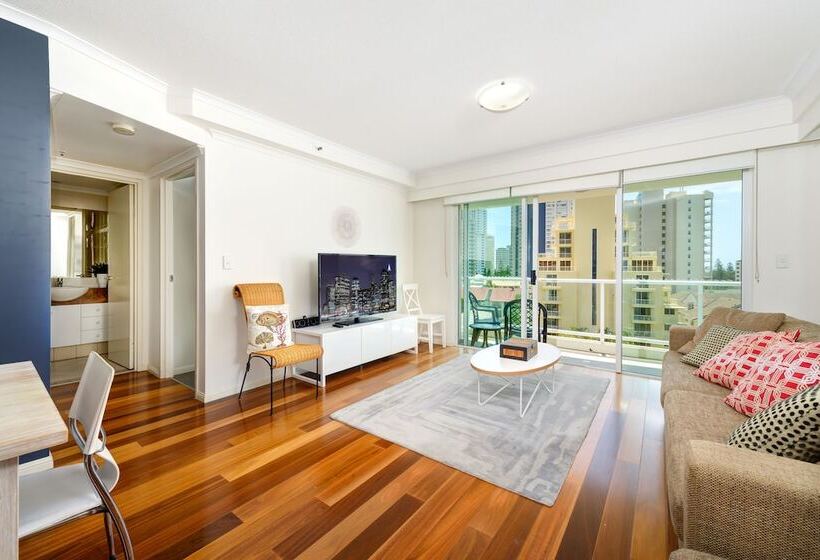 شقة غرفتين, The Crest Apartments