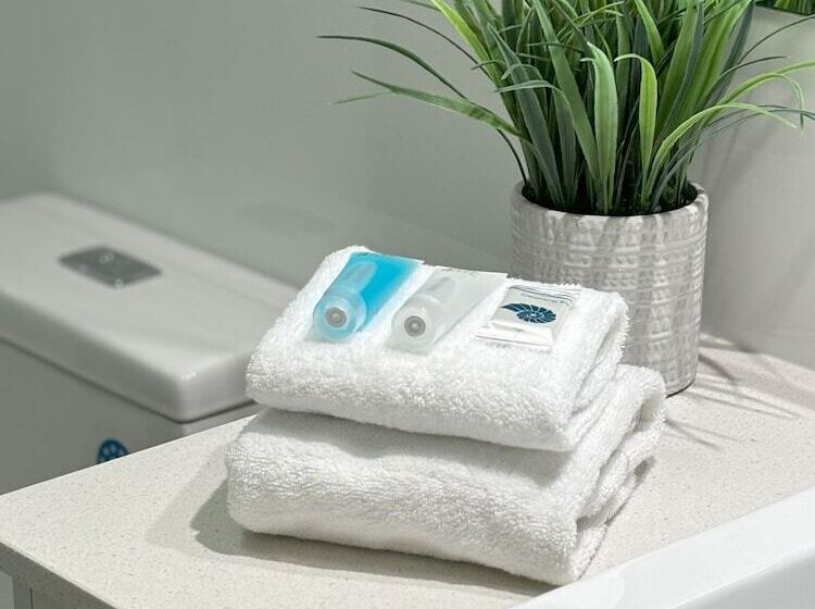 شقة غرفة واحدة, The Crest Apartments