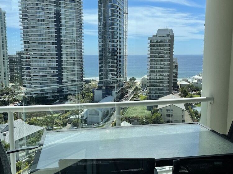 شقة غرفتين, The Crest Apartments