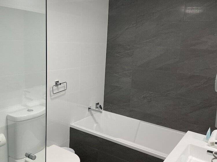 شقة غرفتين, The Crest Apartments