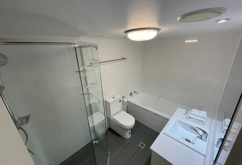 شقة غرفتين, The Crest Apartments