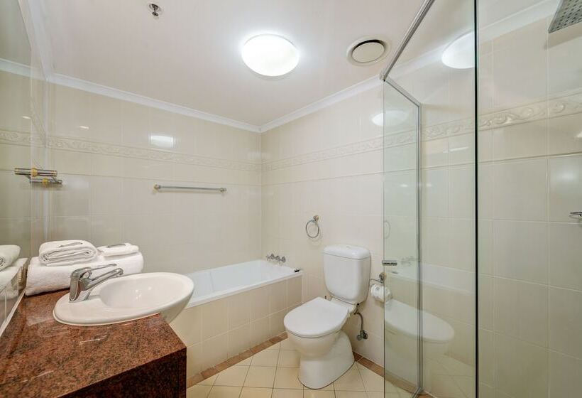 شقة غرفتين, The Crest Apartments