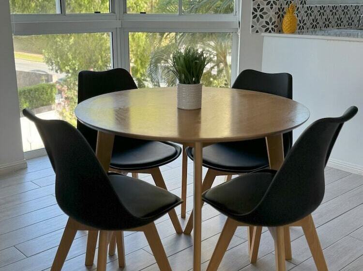 شقة غرفتين, The Crest Apartments