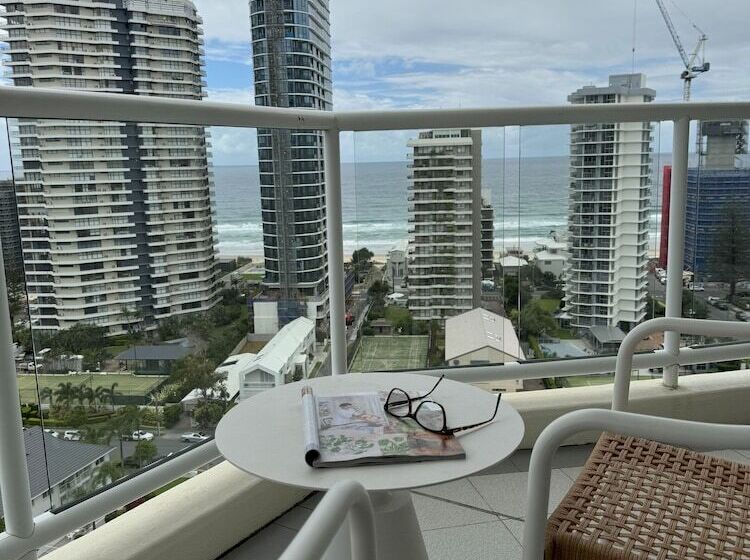 شقة غرفتين, The Crest Apartments