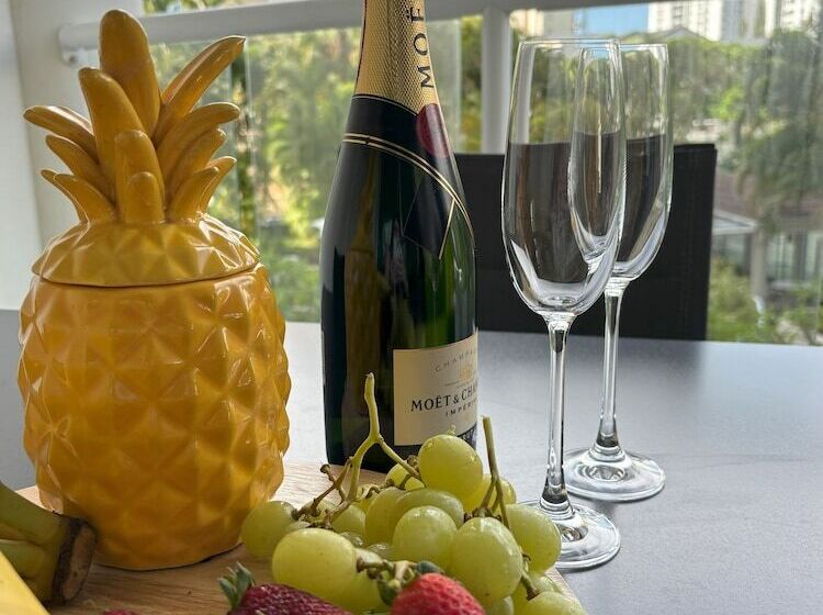 شقة غرفتين, The Crest Apartments