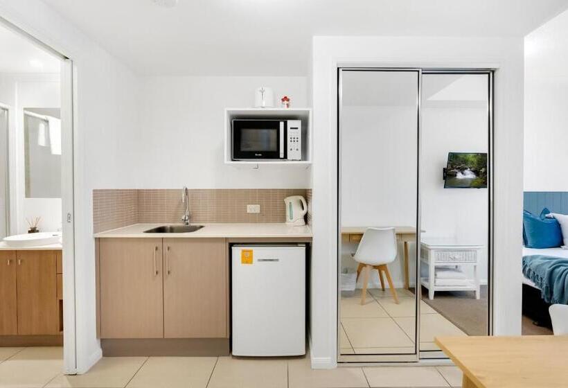 スタンダードスタジオ, Elysium Apartments